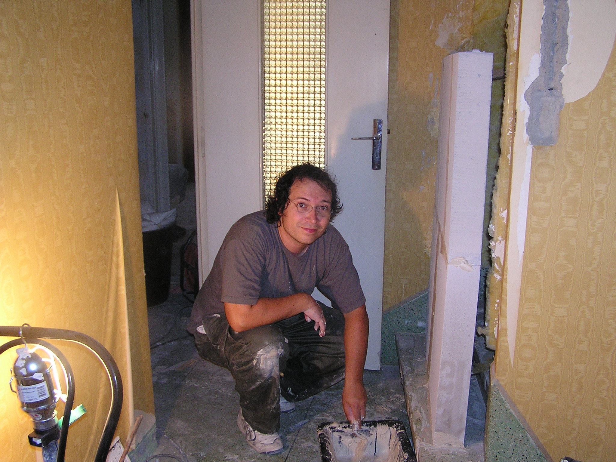 Raphaël en 2003, sur le chantier de sa maison